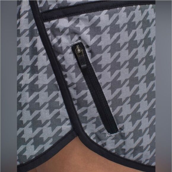 Lululemon Tracker Short II Giant Houndstooth 4” MR Sz 6 - Picture 3 of 10